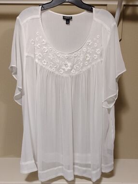 torrid White Floral Embroidered Scoop-Neck Blouse